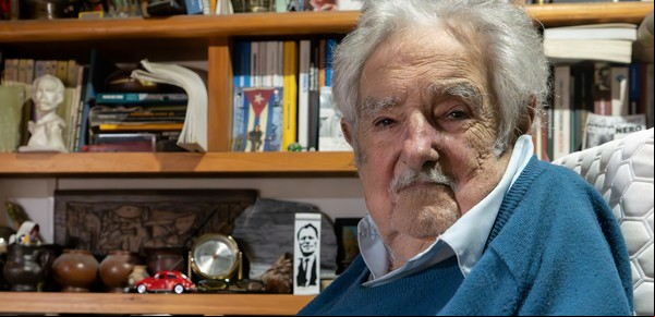 La última entrevista de Pepe Mujica con Clarín, entre su alejamiento de la izquierda y el encuentro con una robot en Japón