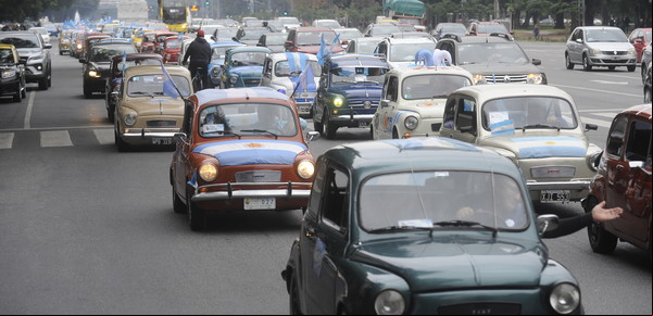 Lanzaron una particular iniciativa para que los fanáticos de los Fiat 600 puedan obtener un Documento Nacional de Fititos