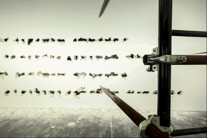 “Función”, una obra de casi seis metros, realizada con andamios y caños punzantes, de Luciana Lamothe en Más allá del espacio, en el Palacio Libertad (exCCK, Sarmiento 151), con obras de Lamothe, Graciela Hasper y Marcela Sinclair. Foto: gentileza Palacio Libertad.