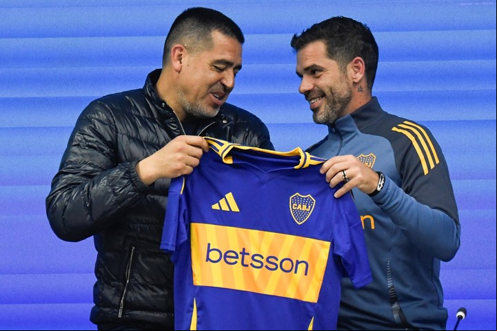 Riquelme confió en Gago pero el DT saboteó su ciclo en el Monumental. Foto: AP Photo / Gustavo Garello.