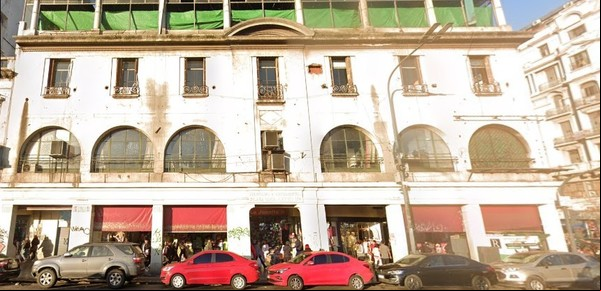La sombra de Luis D'Elía en el edificio cedido a la Universidad de las Madres donde funcionaba un boliche clandestino