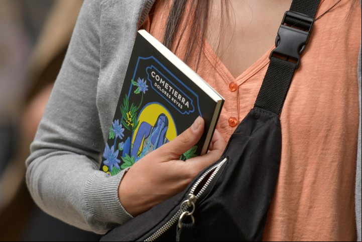 Más 400 personas participaron de la lectura colectiva “En defensa de los libros” de la novela “Cometierra” de Dolores Reyes. Foto: gentileza.
