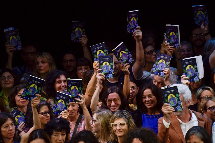 Más 400 personas participaron de la lectura colectiva “En defensa de los libros” de la novela “Cometierra” de Dolores Reyes. Foto: gentileza.