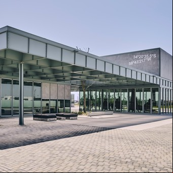 Malba Puertos: Tres cajas transparentes en una plaza pública