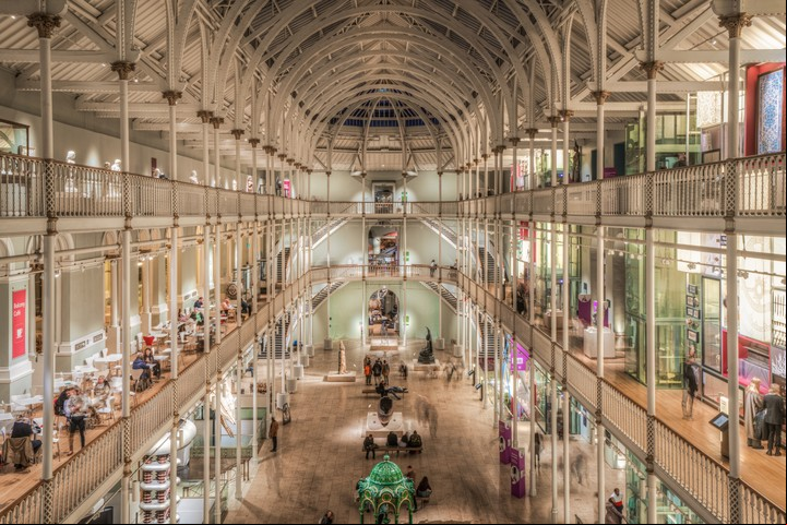 La gran galería del Museo Nacional de Escocia, el museo más visitado de Edimburgo. Foto Shutterstock