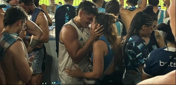 El hilo celeste y blanco: un amor, un reencuentro y una foto viral en medio de la consagración de Racing en Paraguay