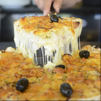 En Paternal, la histórica pizzería del barrio que usa hasta medio kilo de queso mozzarella por pizza