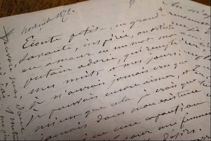 En la biblioteca de archivos de Besancon, cartas del pintor francés Gustave Courbet a su amada Mathilde. Foto: AFP - ARNAUD FINISTRE