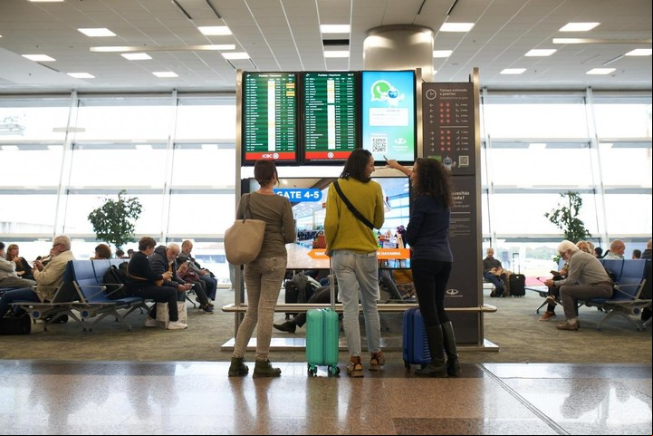 Mirando la pizarra de vuelos en Aeroparque. Foto Aeropuertos Argentina