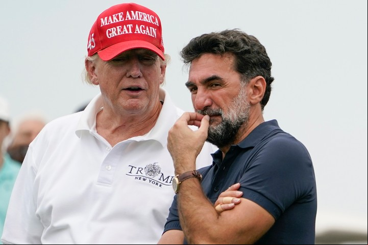El expresidente Donald Trump, a la izquierda, habla con Yasir Al-Rumayyan, gobernador del Fondo de Inversión Pública de Arabia Saudita. Foto AP