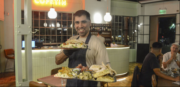 En Villa Devoto, el nuevo bar que ocupa una de las manzanas más diminutas de Buenos Aires: vermú, tortilla, pizza y más