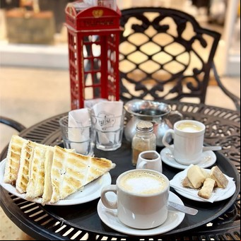 En Devoto, este café con espíritu irlandés se esconde dentro de una galería de los años 60: cómo visitarlo. 