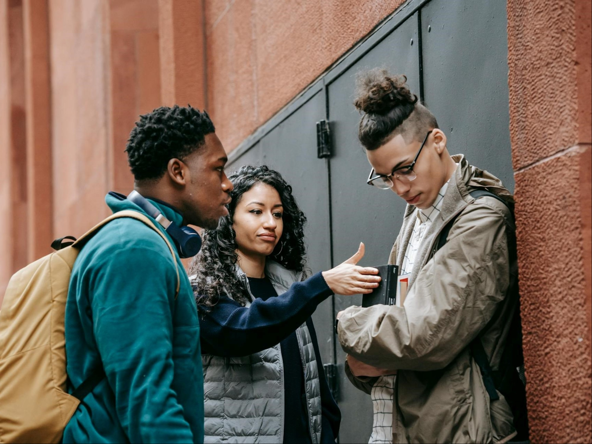 Qué significa no poder mirar al otro. Desviar la mirada al hablar: qué dice la psicología./ Foto de Pexels.