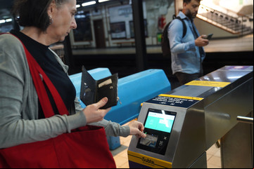 Ya se paga el subte con tarjeta y el teléfono: qué dicen los pasajeros y quienes son los más beneficiados