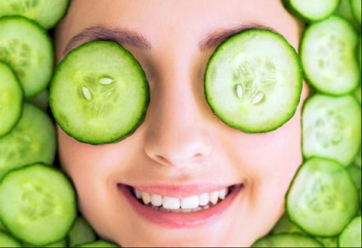 El pepino actúa como un calmante y desinflama las bolsas de los ojos.