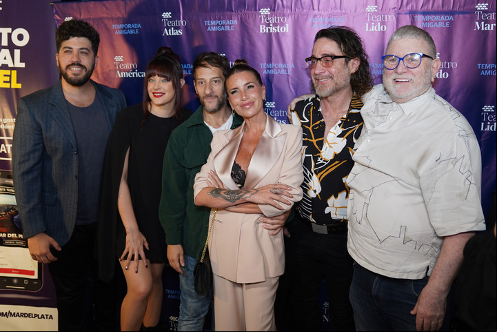Florencia Peña, junto a Pablo Silva, Lula Rosenthal, Pablo Silva, Alejandro Parker y el director Ricky Pashkus.