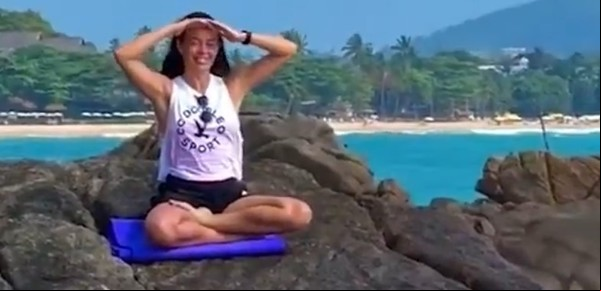 Una ola arrastra hasta la muerte a una profesora de yoga mientras medita sobre unas rocas frente al mar