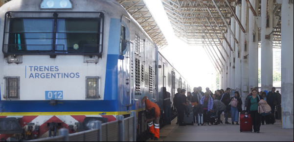 Más barato que el micro y con el encanto de la primera vez en la playa: cómo es ir en tren a Mar del Plata y cuánto se tarda