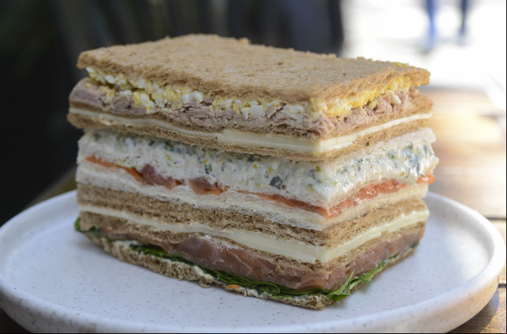 Sándwiches de pescado en La Piedad. Fotos; Constanza Niscovolos