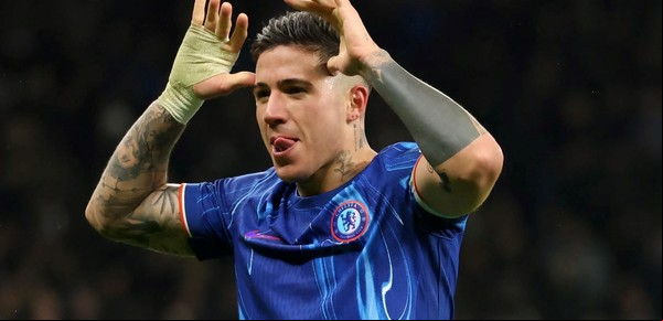 Enzo Fernández metió un golazo y Chelsea se quedó un electrizante clásico ante el Tottenham de Cuti Romero que volvió a lastimarse