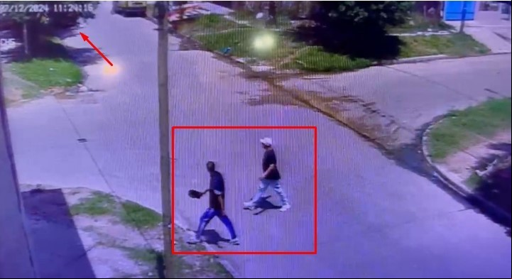 Los dos sospechosos, mirando hacia donde estaba la víctima. Luego fueron caminando y la mataron para robarle el auto.