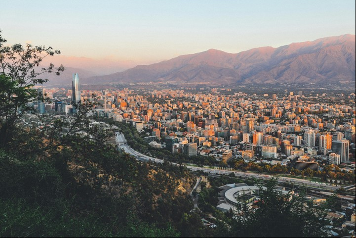 Ciudades como Santiago y Valparaíso lideran en Chile por sus oportunidades laborales en tecnología y educación.
Foto: Pexels.