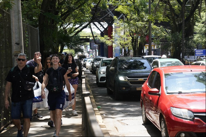 Foto: Fernando de la Orden / Enviado Especial - Paso peatolan del Puente Amistad que separa las ciudades Ciudad Este y Foz do Iguazú.