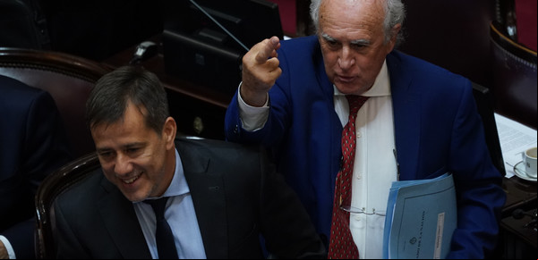 Otro fuck you kirchnerista: el gesto eufórico de Oscar Parrilli al zafar de la suspensión en el Senado