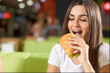 En zona oeste, un bar temático de películas de los 90 conquista con su famosa "burgerluna"