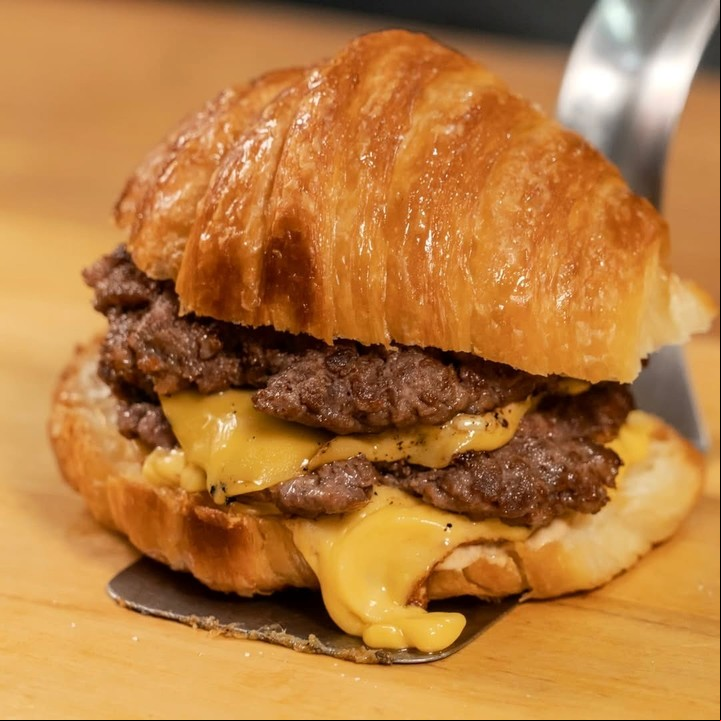 La "burgerluna" es el plato estrella del bar, que fusiona sabores salados y dulces de manera sorprendente. Foto: Instagram @rockyrestaurantbar.