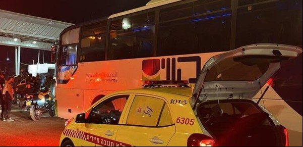 Ataque terrorista contra un autobús israelí en Cisjordania: un niño muerto y tres personas heridas