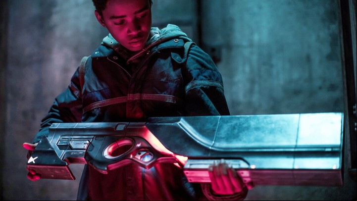 Eli encuentra un arma futurista que cambia su vida (y la de su hermano también). Foto: Netflix.