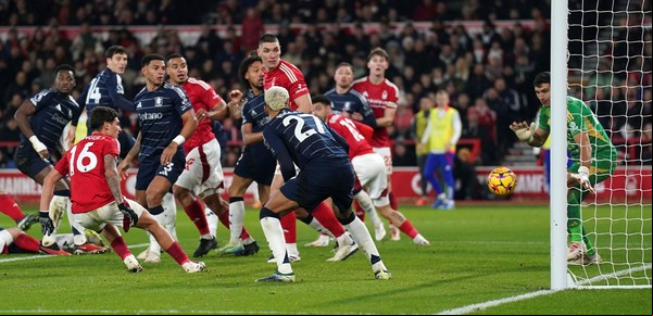 Dibu Martínez pasó del cielo al infierno en la Premier League: de la atajada del año al error que derivó en la derrota de Aston Villa
