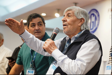 Hugo Moyano acusó al Gobierno de querer meterse en las paritarias para que el aumento no supere el 1% y amenaza con un paro antes de fin de año