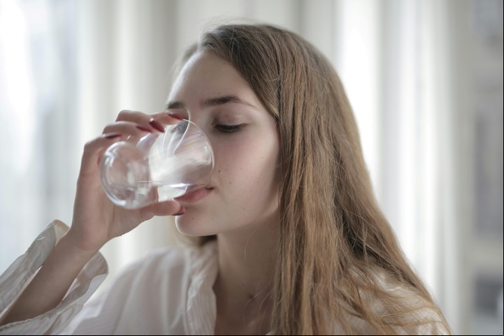 Mantenerse hidratado protege el cerebro y mejora la claridad mental, según Journal of Nutrition. Foto: Pexels.