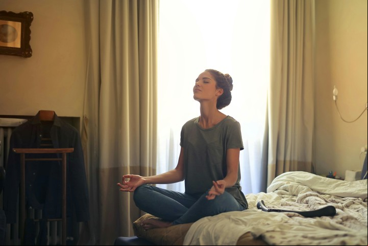 Practicar mindfulness durante ocho semanas mejora la organización cerebral, según Frontiers in Psychology. Foto: Pexels.