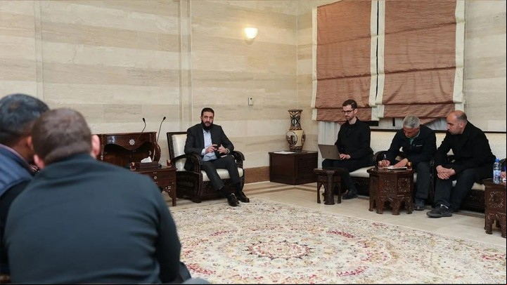 Fotografía facilitada por Hayat Tahrir al-Sham que muestra a Ahmed al-Shara, líder de la coalición rebelde, durante un encuentro con periodistas en Damasco el lunes. Foto Hayat Tahrir al-Sham