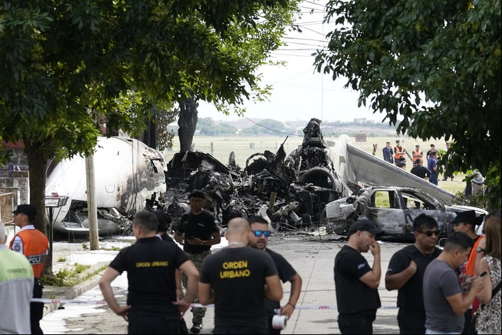 El Bombardier Challenger 300 se prendió fuego después de despistar y estrellarse contra una casa. Los dos pilotos murieron. Foto Fernando de la Orden