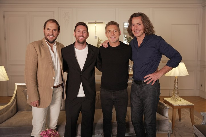 Andrés Parra cuenta que se separó de su esposa cuando estaba grabando "Los protectores", con Adrián Suar y Gustavo Bermúdez en Buenos Aires. Aquí, junto a Leo Messi. Foto: EFE