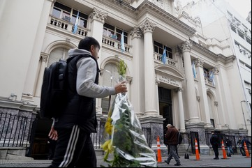 Antes de reducir el ritmo de devaluación, el Banco Central bajó la tasa de interés del 32% al 29%