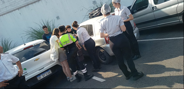 Un bebé quedó atrapado en un auto y lo rescataron con la ayuda de una agente de tránsito