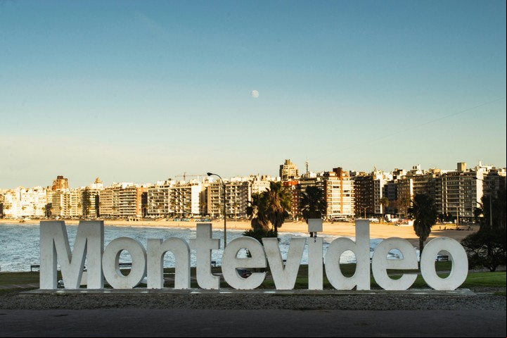 Montevideo apuesta por la tranquilidad urbana con parques bien cuidados y espacios históricos. Foto: Pexels.