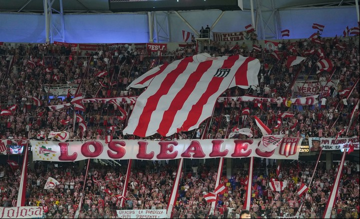 El color de los hinchas de Estudiantes, que cerraron la noche con una fiesta. Foto: Marcelo Carroll.