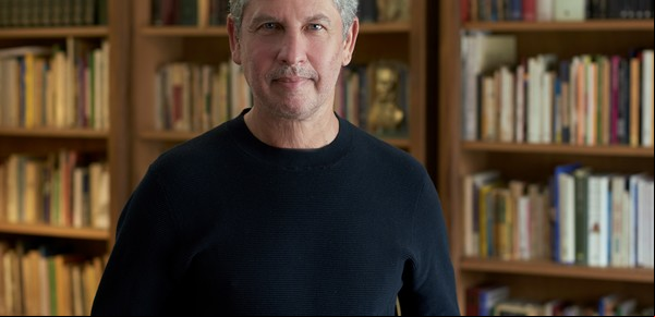 Guillermo Martínez: "La literatura que más me interesa se propone una tarea de extrañamiento"