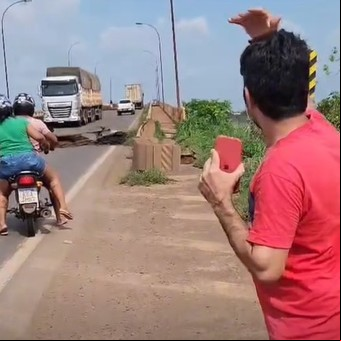 Colapsó un puente en Brasil y hay al menos un muerto: un concejal filmó el momento del derrumbe