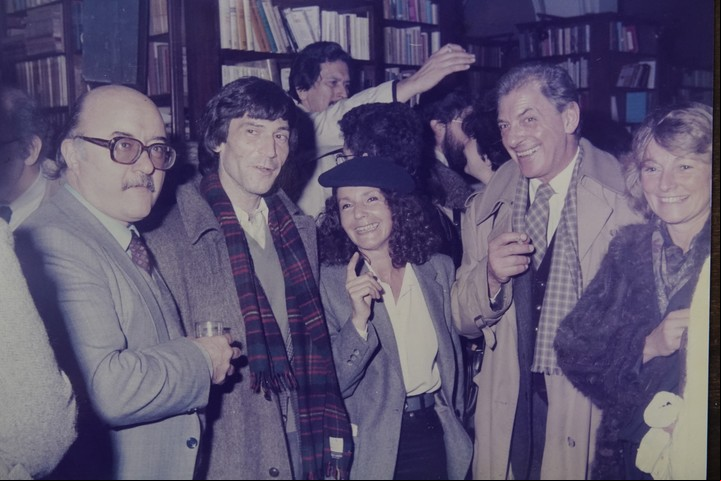 En la Librería Gandhi, en la calle Corrientes, en los 90. Desde la izq.: los críticos Jorge Laforgue, Jorge Panesi, Enrique Pezzoni y Gloria Pampillo. Reproducción Ariel Grinberg