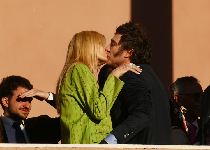 Milei pasará el almuerzo del 24 y el 25 de diciembre con Amalia "Yuyito" González, su pareja. Foto: Marcelo Carroll.
s - FTP CLARIN P1750383.JPG Z