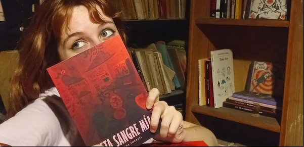 Tiene 22 años, es estudiante, trabaja y ya tiene su primera novela de terror