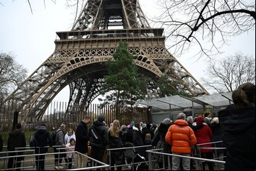 Susto en la torre Eiffel: sonaron las alarmas de incendio y evacuaron a más de mil turistas
