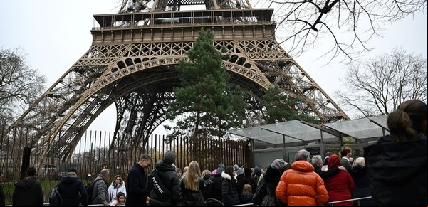 Susto en la torre Eiffel: sonaron las alarmas de incendio y evacuaron a más de mil turistas